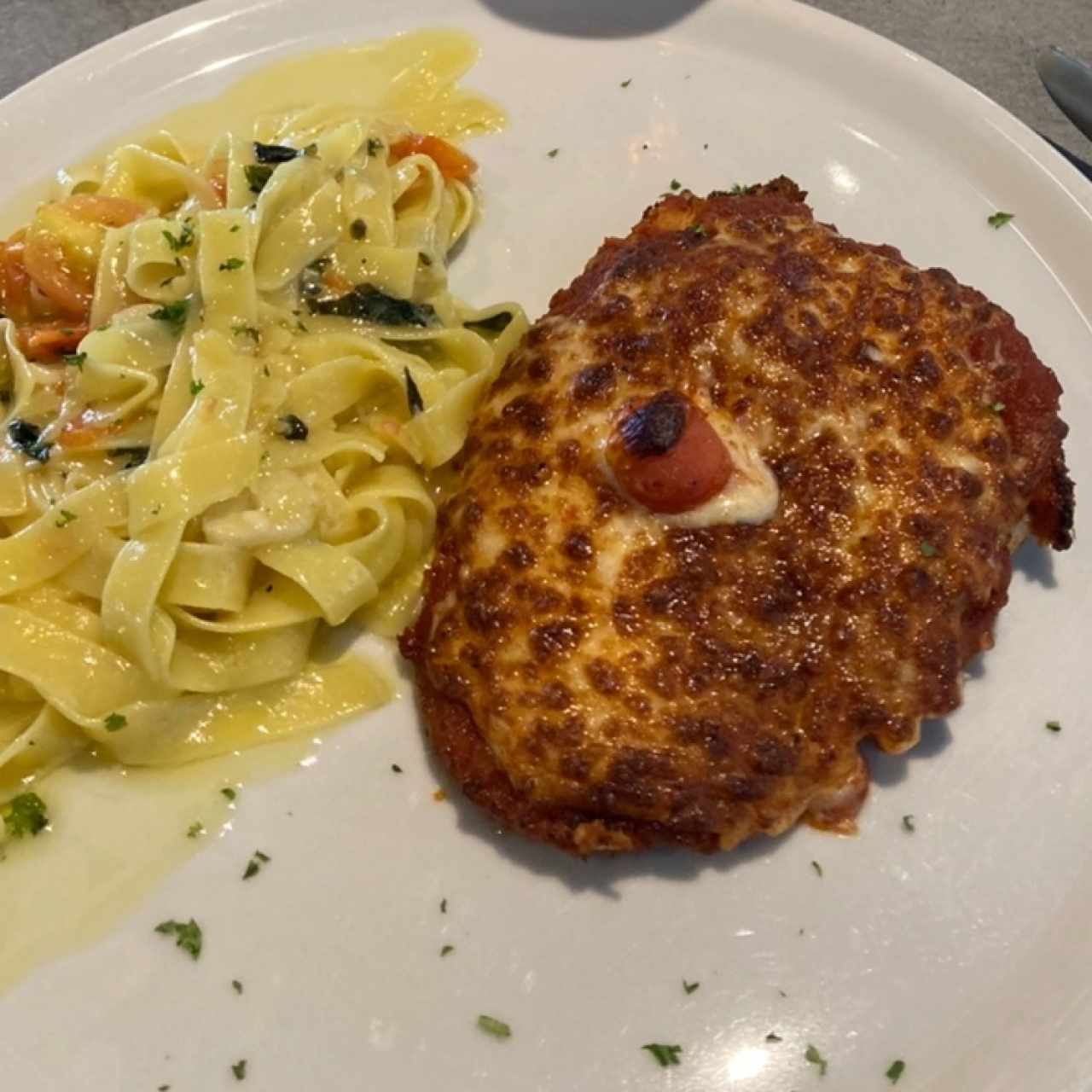 Filete de Pollo a la Parmigiana con pasta