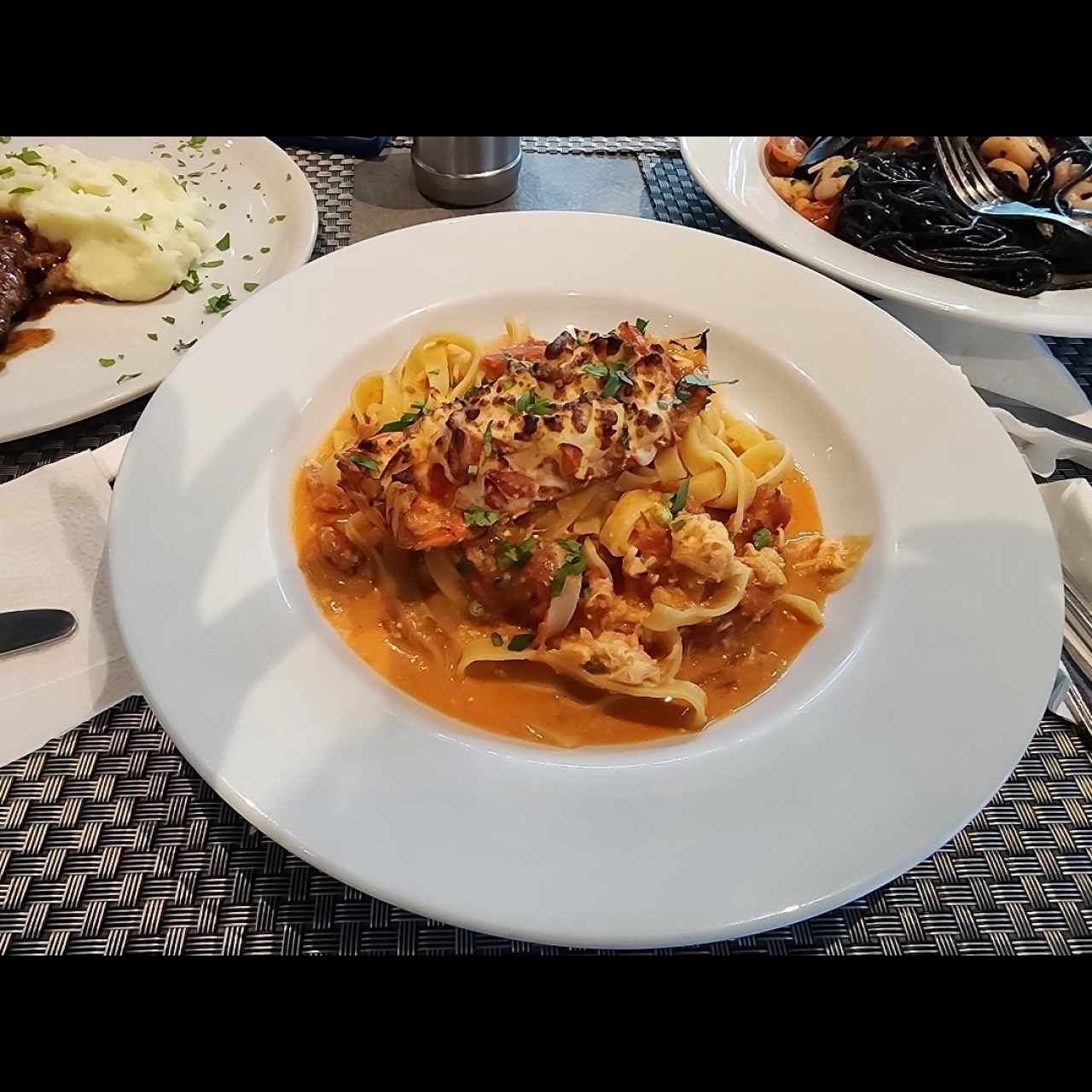 Fettuccine De Langosta en Salsa a la Raffaela