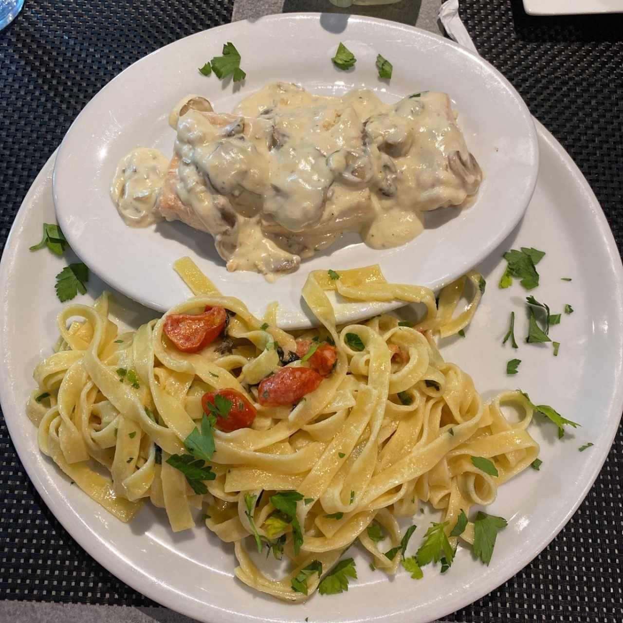 Salmón en Crema de Hongos con Pasta al Oleo