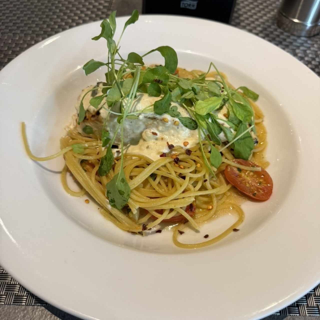 Salmón en Crema de Hongos con Pasta al Oleo