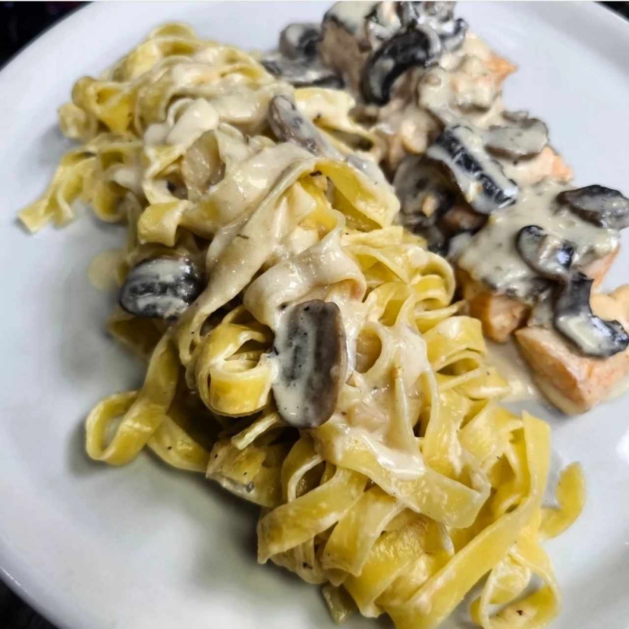TAGLIATELLE CON SALMÓN SALVAJE EN CREMA DE PARMESANO Y HONGOS PORTOBELLO 