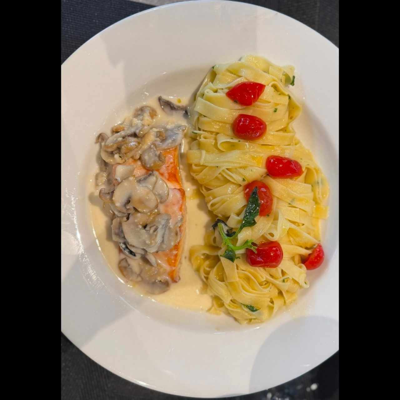 tagliatelle all'uovo con salmon salvaje en panna funghi porcini (hongos).