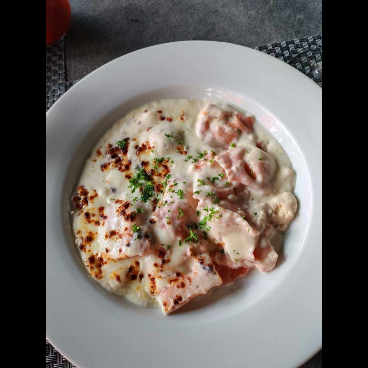 Raviolo relleno con Salmón en salsa blanca