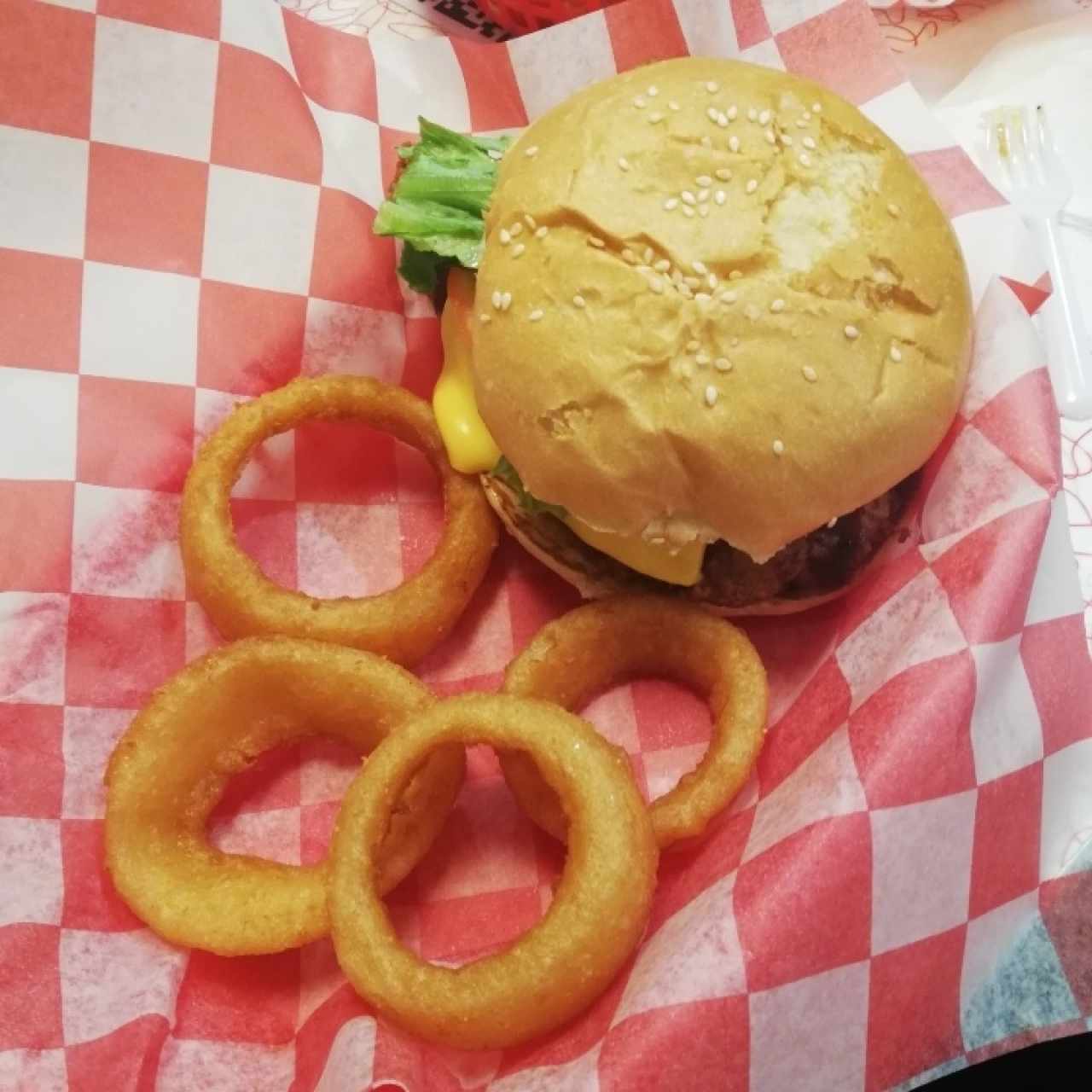 BBQ Chicken Burger con Papas Fritas