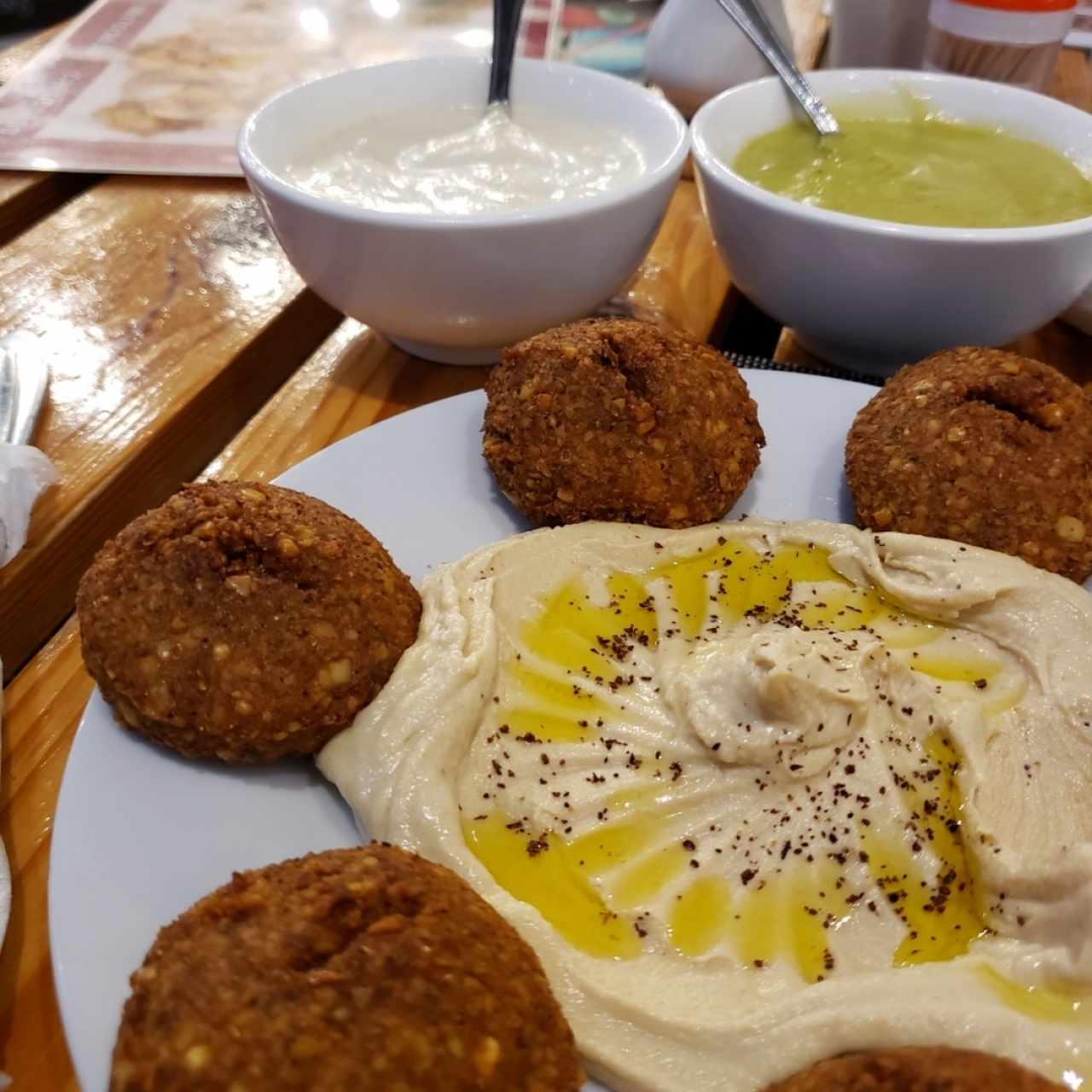 Falafel (acompañado con hummus, salsa de ajo, salsa de albahaca).... Excelente 😋😍