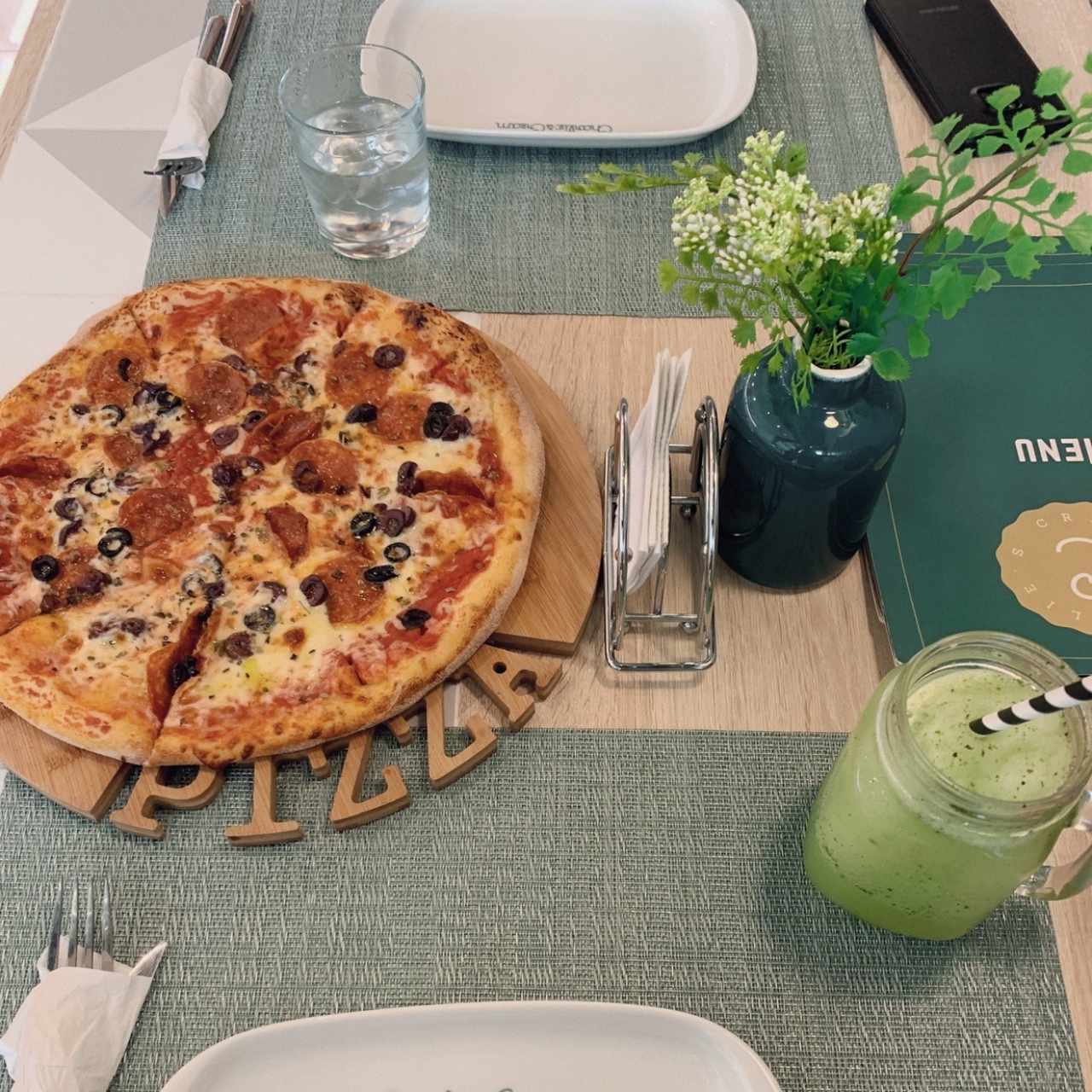 pizza de peperoni con aceitunas y limonada de hierbabuena 