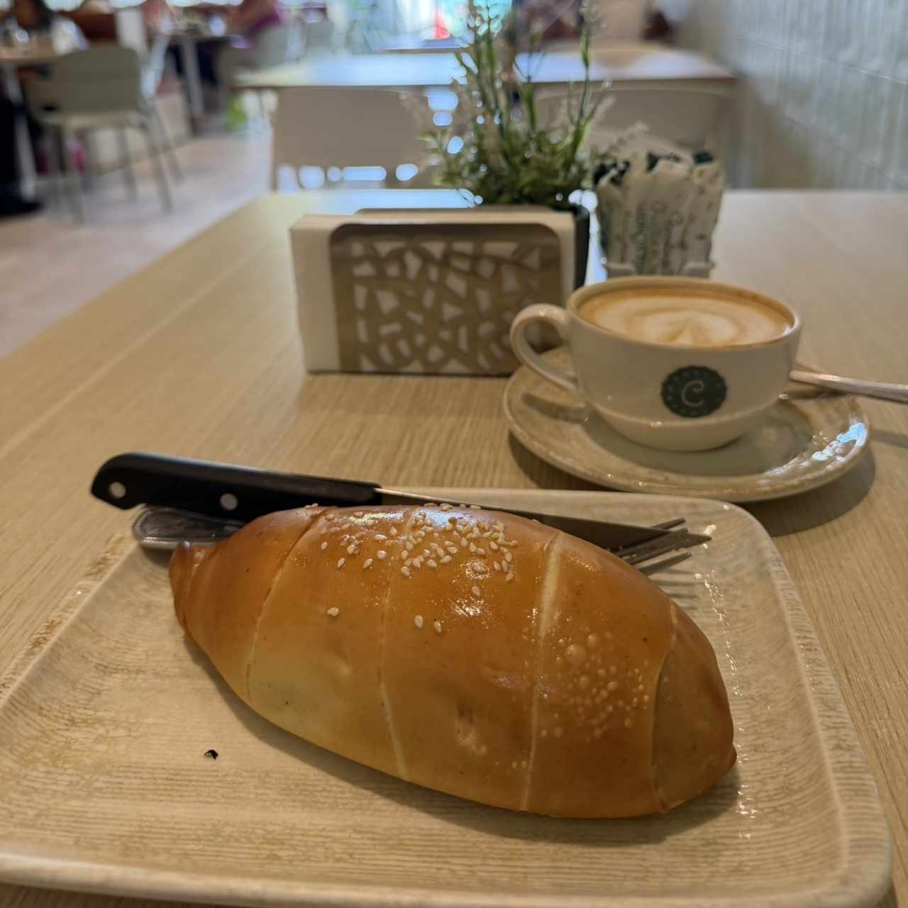 Cachito jamón y queso. Capuchino. 