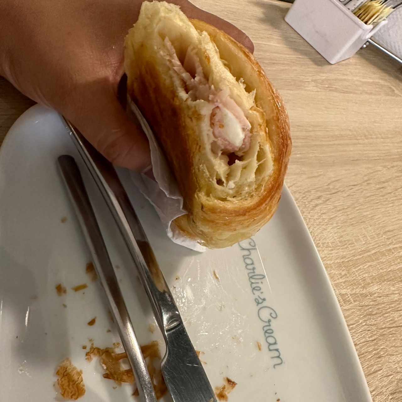 croissant de jamon y queso crema