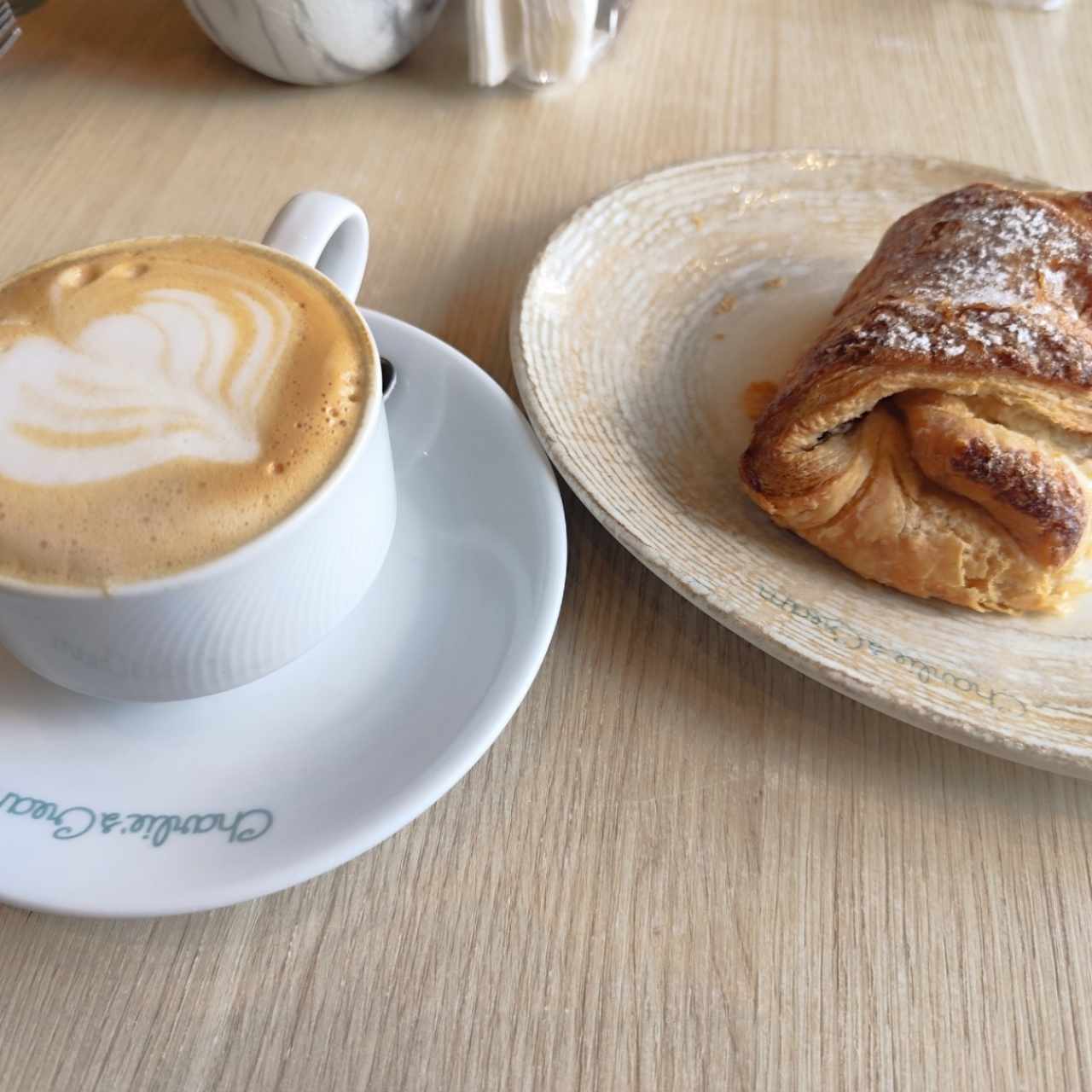 hojaldre de manzana y capuchino 
