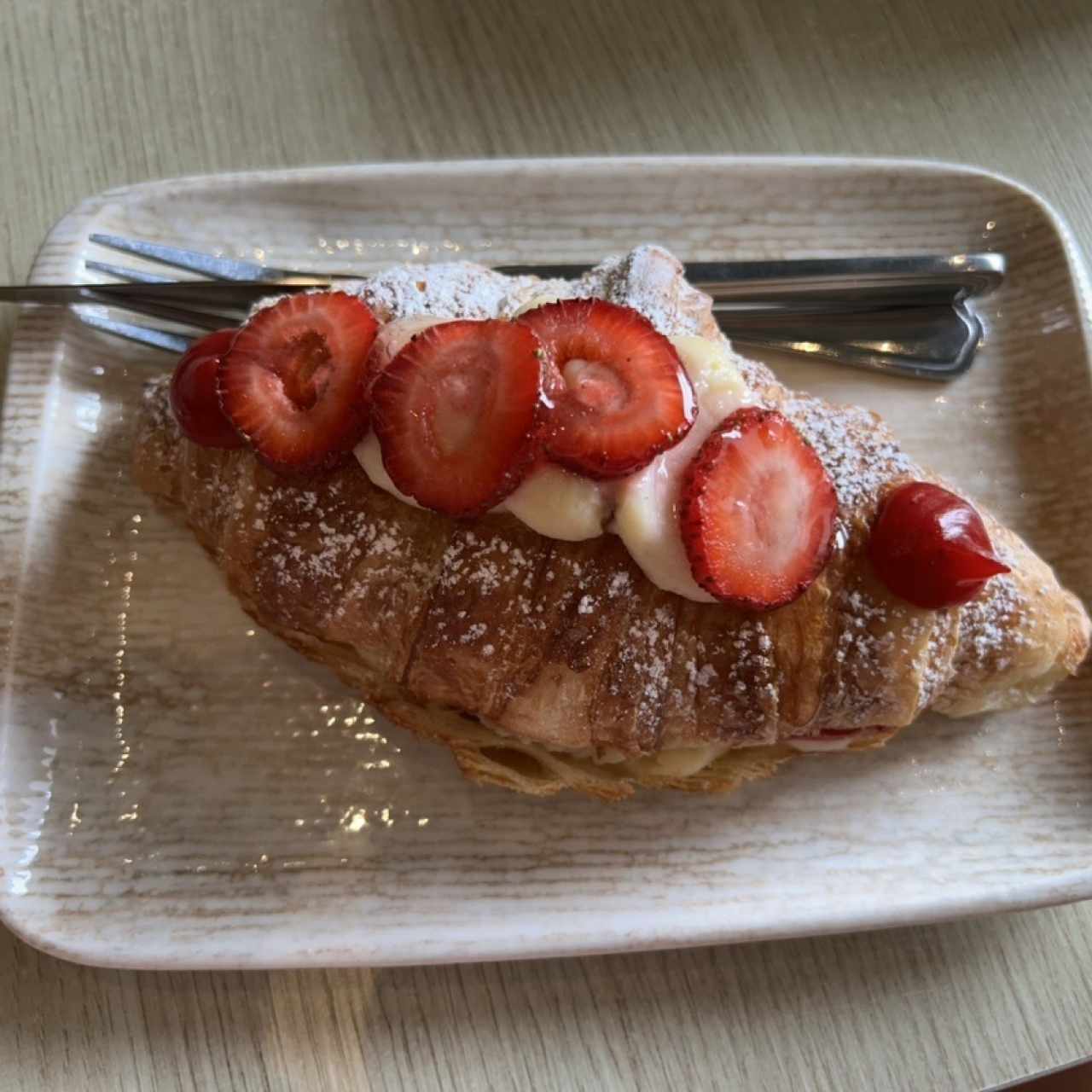 Croissant con crema pastelera y fresas