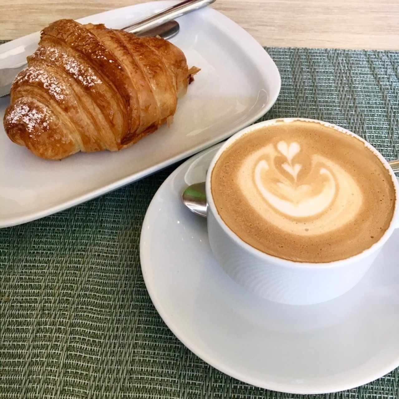 Capuccino y croissant guayaba-queso crema