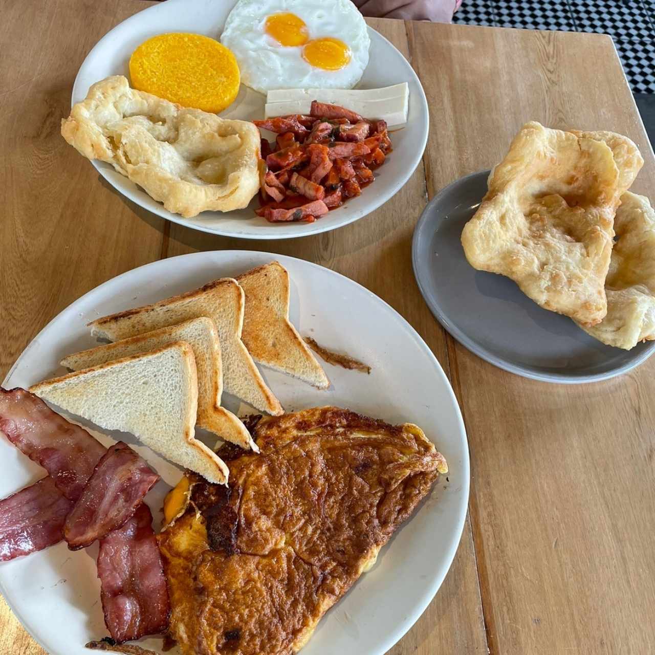 Desayuno panameño y tortilla rellena de vegetales, todo com hojaldras