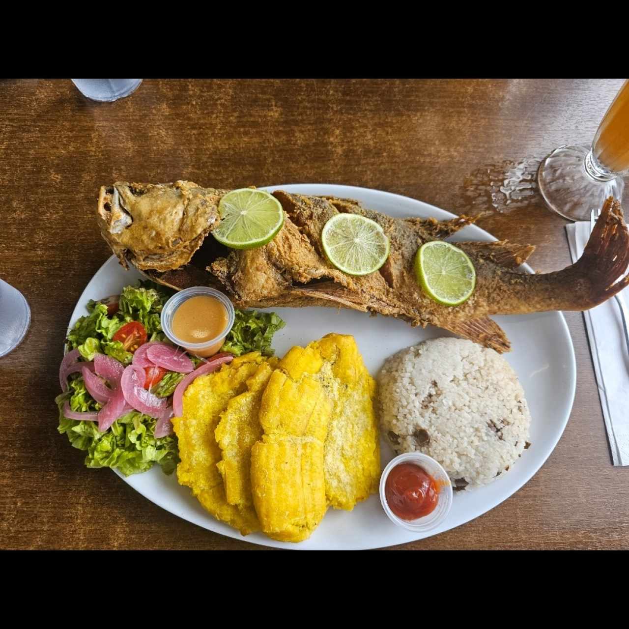 Menú lunch de viernes, corvina entera, ensalada, patacones y azzoz con guandú y coco, entrada sancocho de pollo y bebida de raspadura