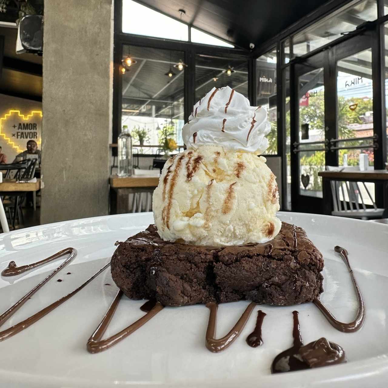 Brownie con helado 