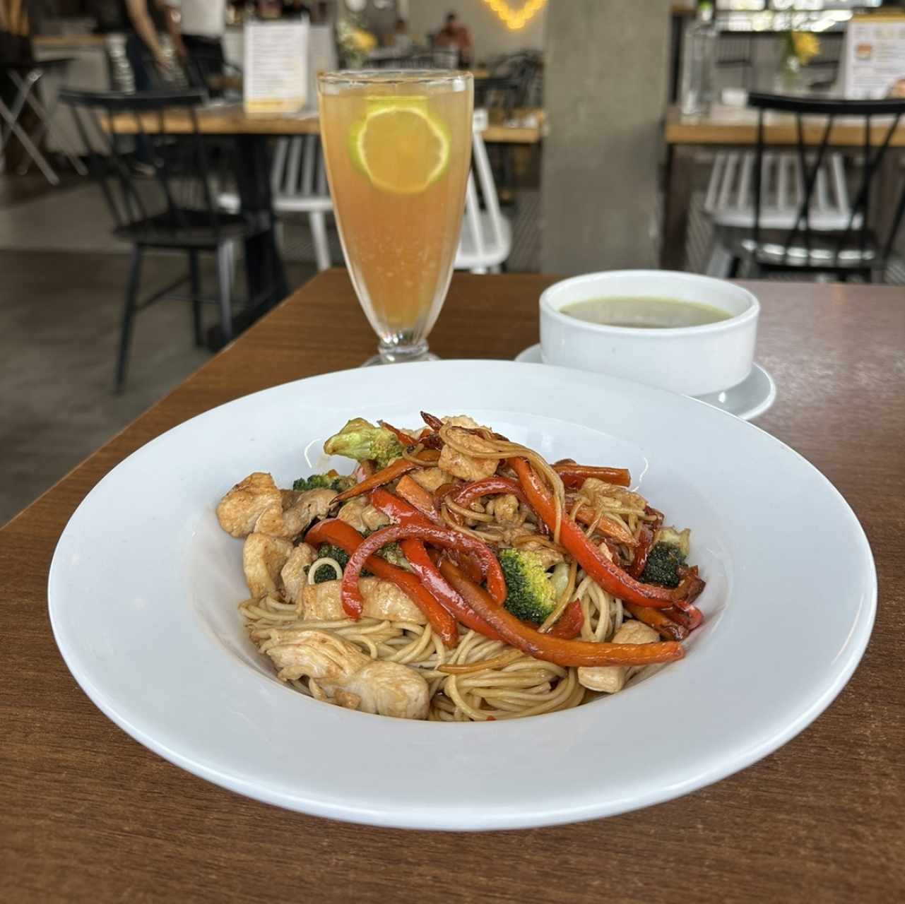 Chow mein de pollo 