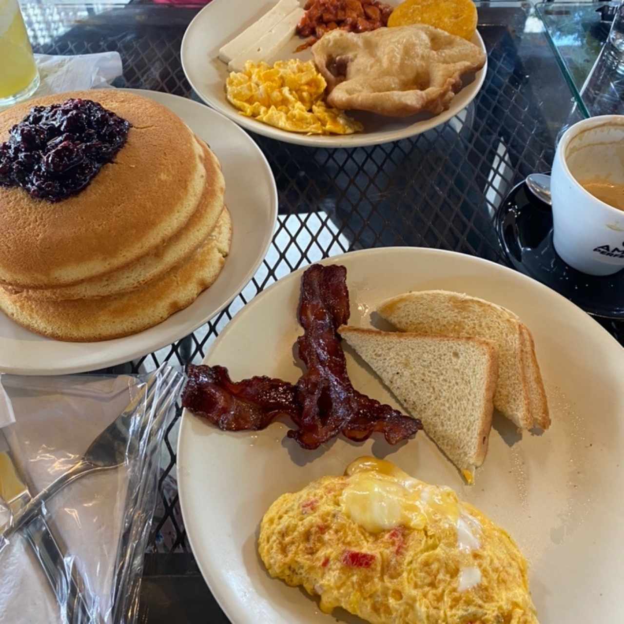 Omelette, el panameño, pancakes frutos rojos