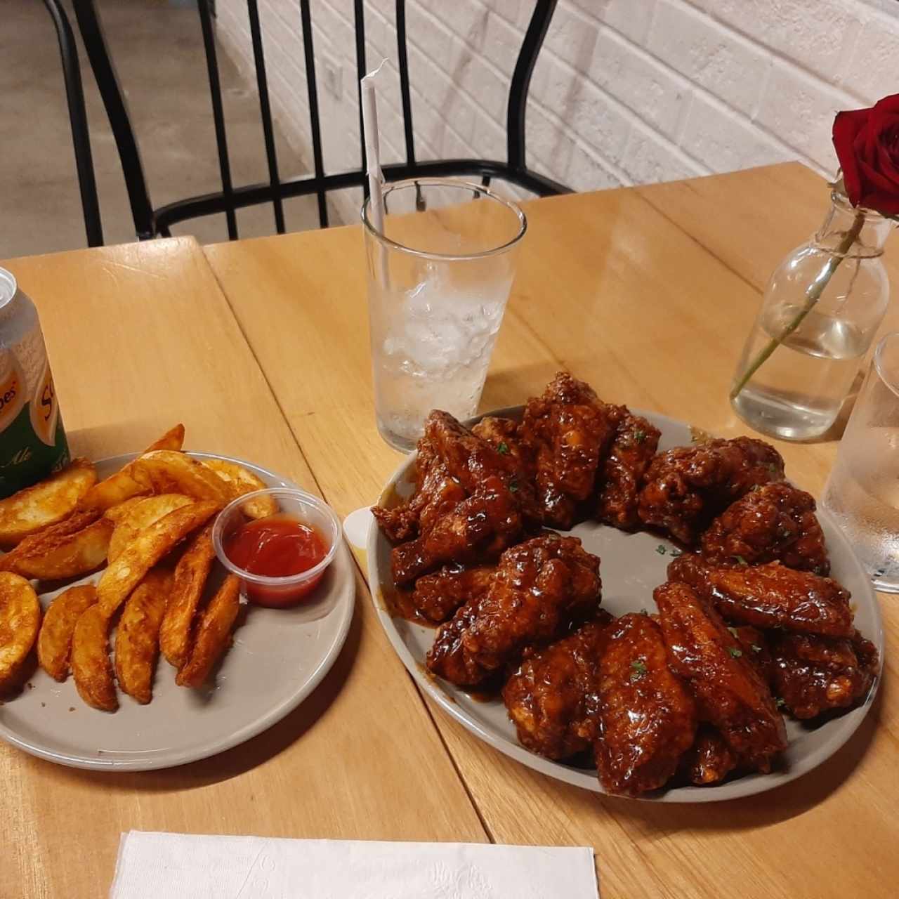 alitas  bañadas en salsa y papas 🤤