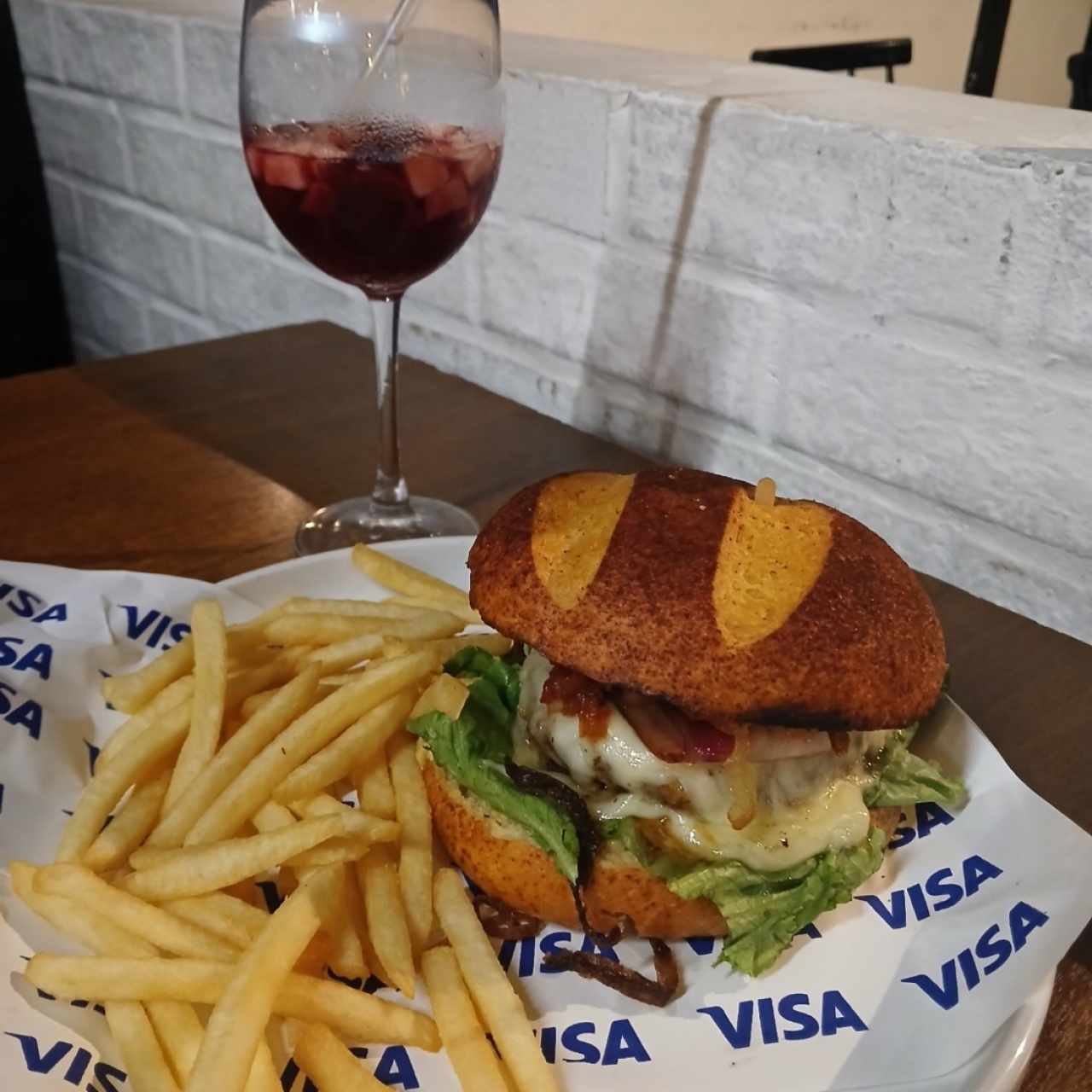 hamburguesa Master flavor y copa de sangría