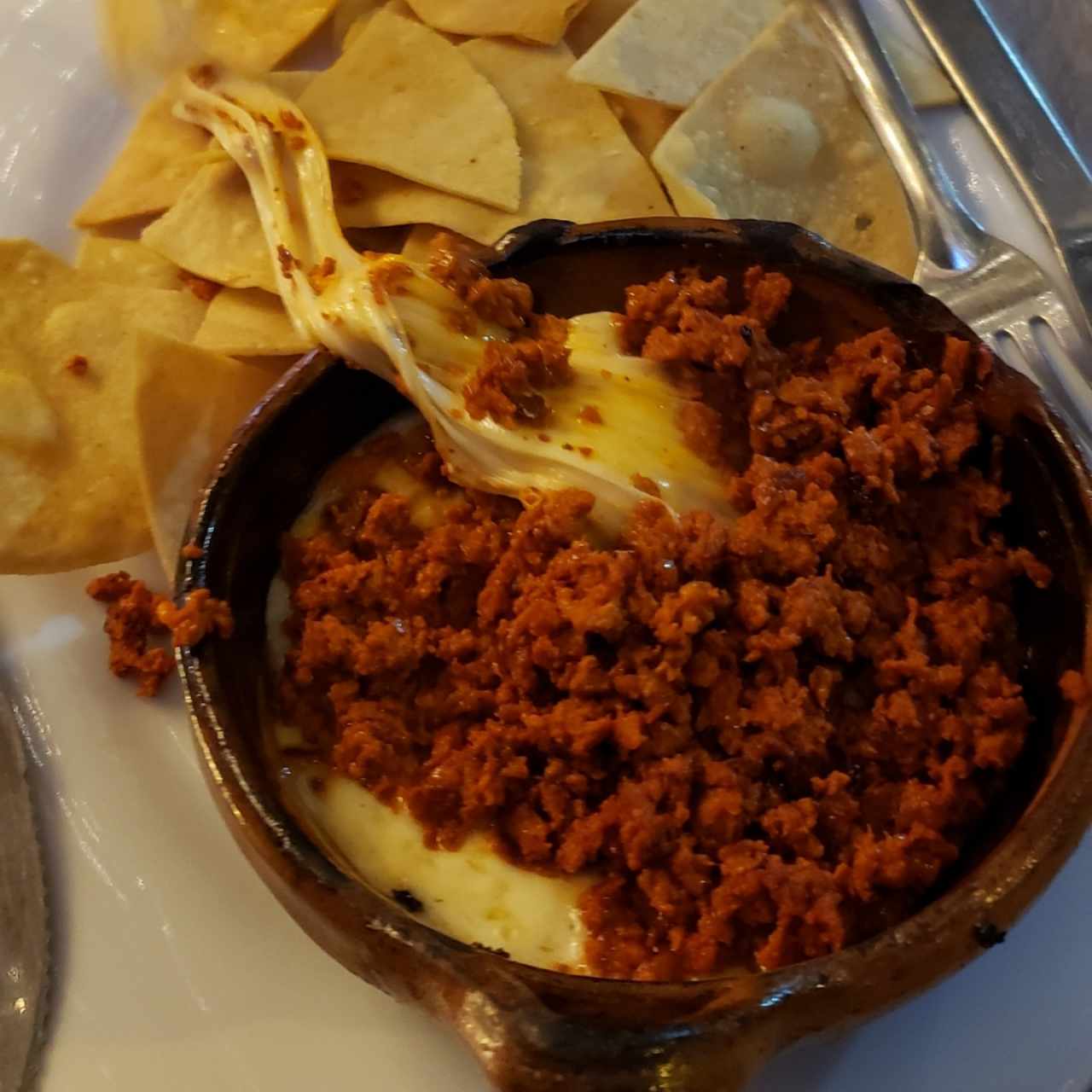 Queso fundido con chorizo