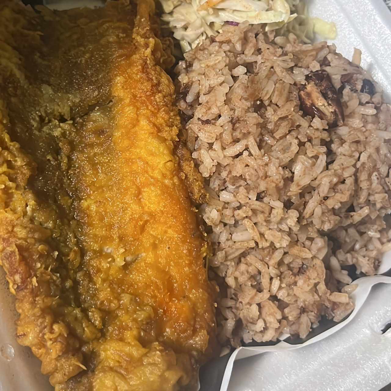 Filete de pescado con arroz con coco y porotos
