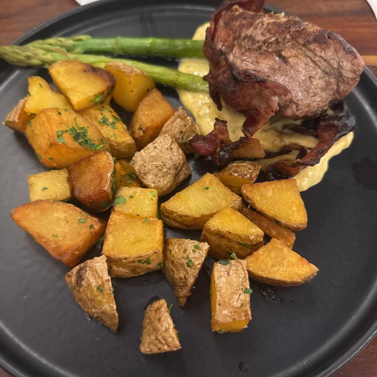 Filete Migñon con papas y espárragos 