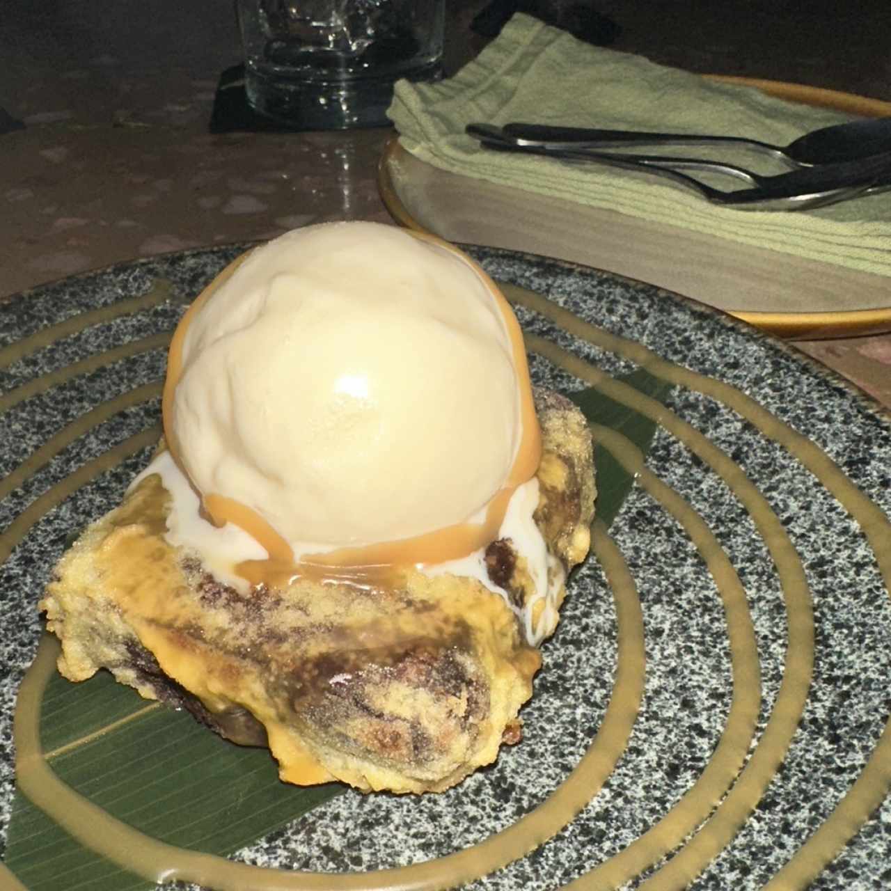 Brownie Tempura con helado de vainilla y caramelo