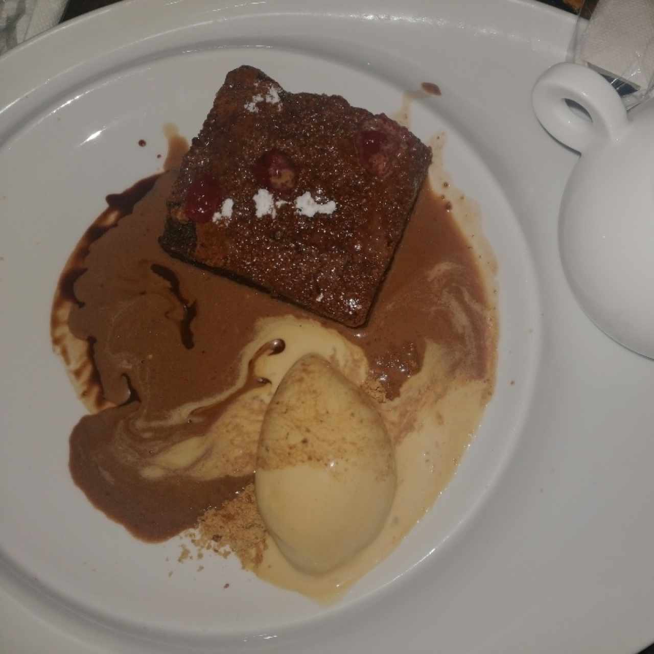 Brownie con (1 cucharada de) helado (derretido) 