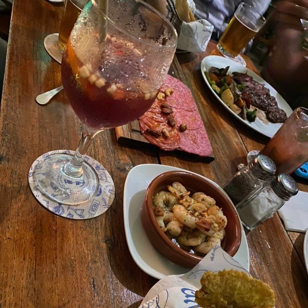 sangria, camarones al ajillo y tabla de embutidos 