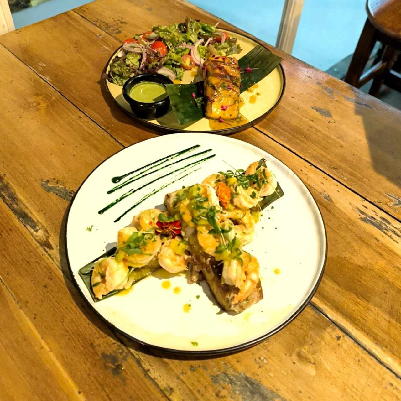 Pescado blanco con mariscos y salmón en reducción de Maracuyá 