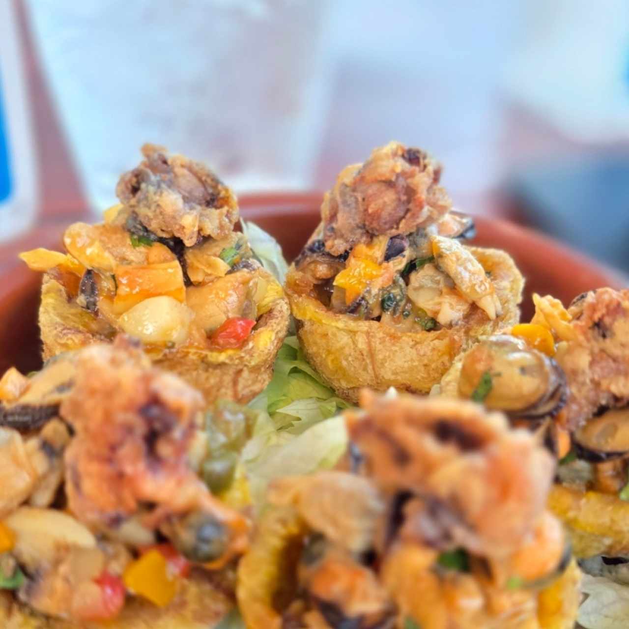 canasta de patacones con mariscos