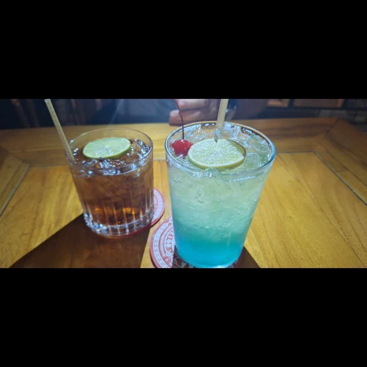 Trago de ron y Ocean Breeze