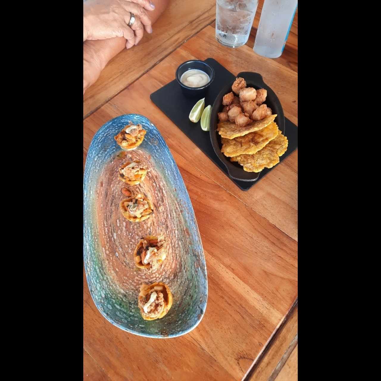 canastas de plátano rellenas con mariscos  y chicharon de pescado