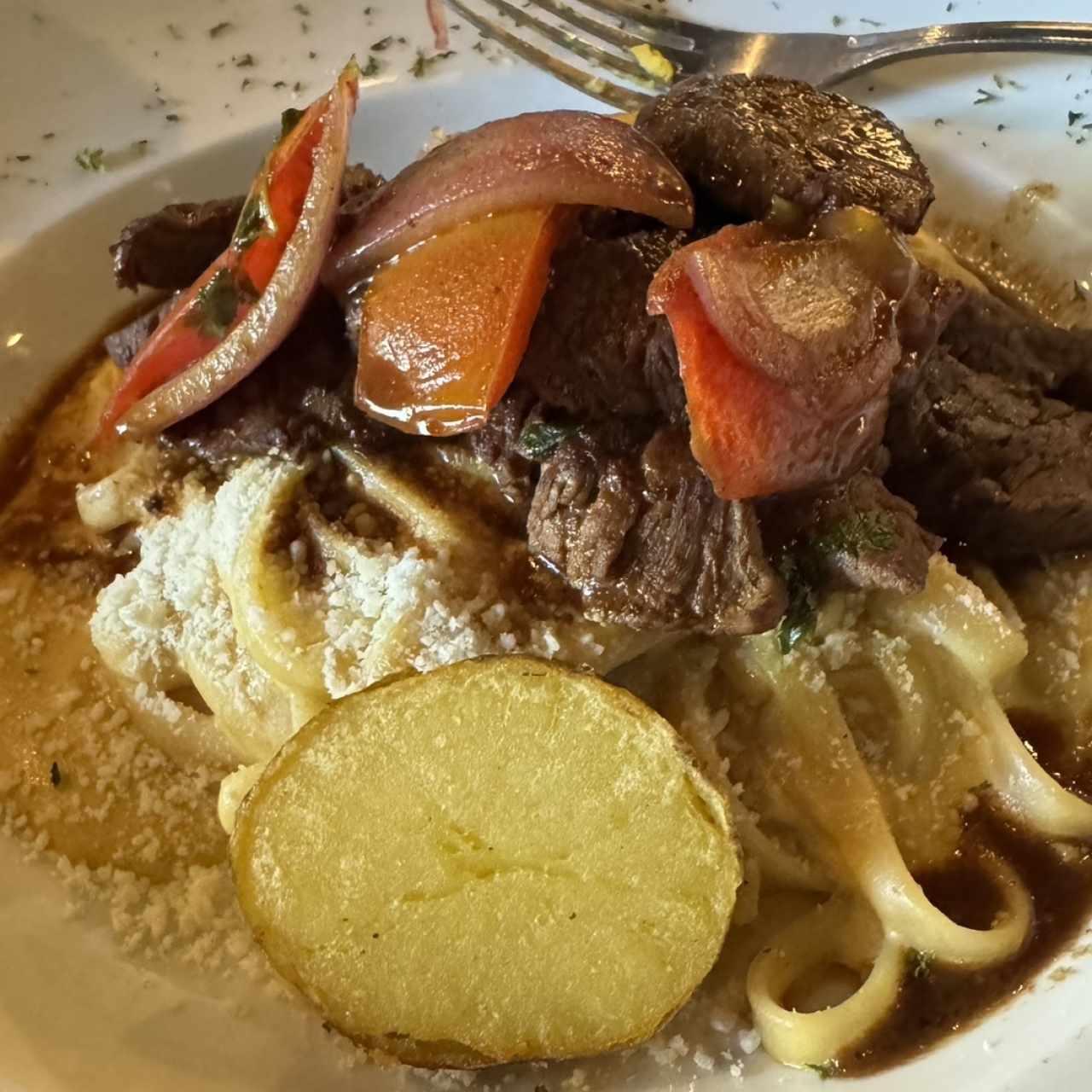 Tallarines ala huancaina y lomito saltado