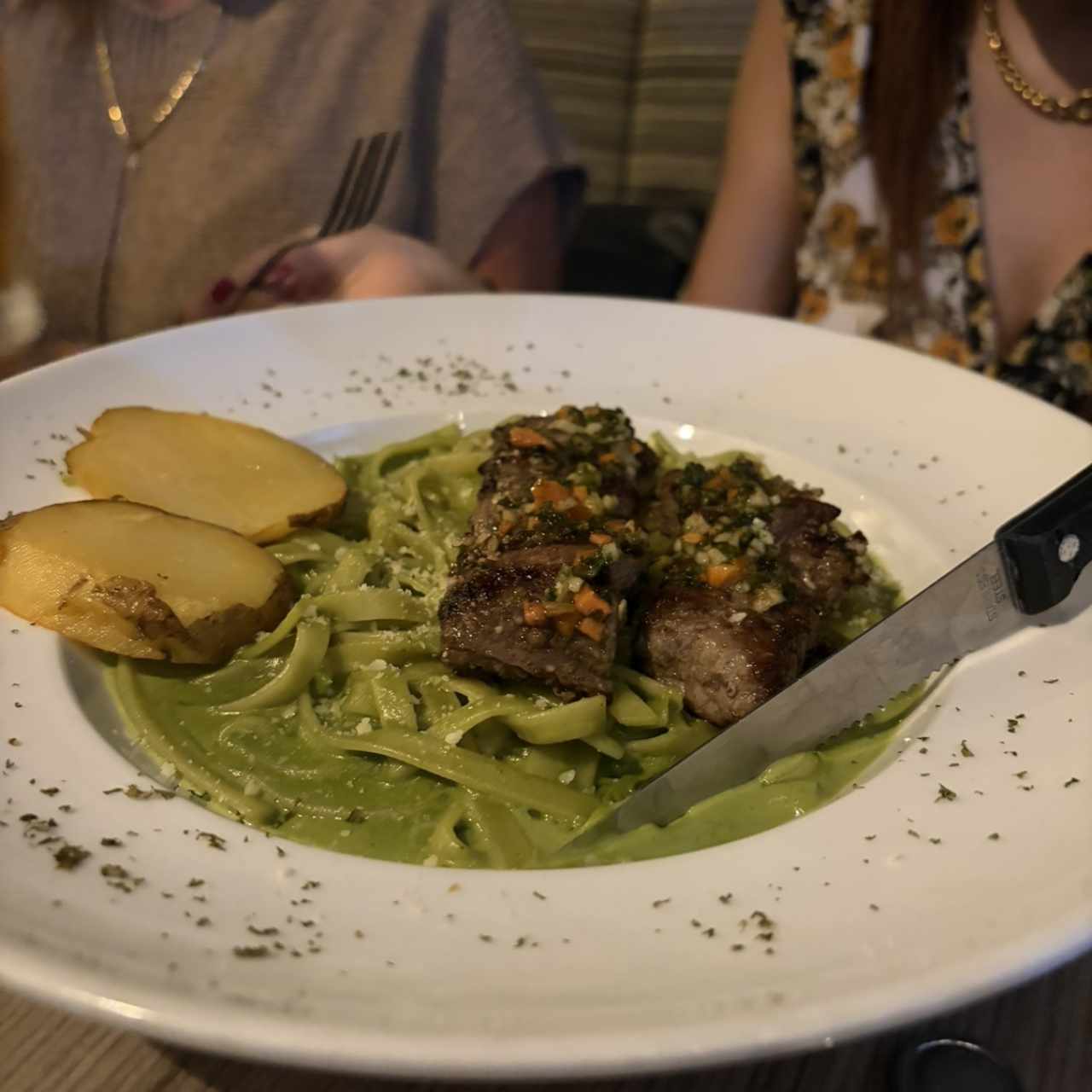 Entraña con Pasta Verde