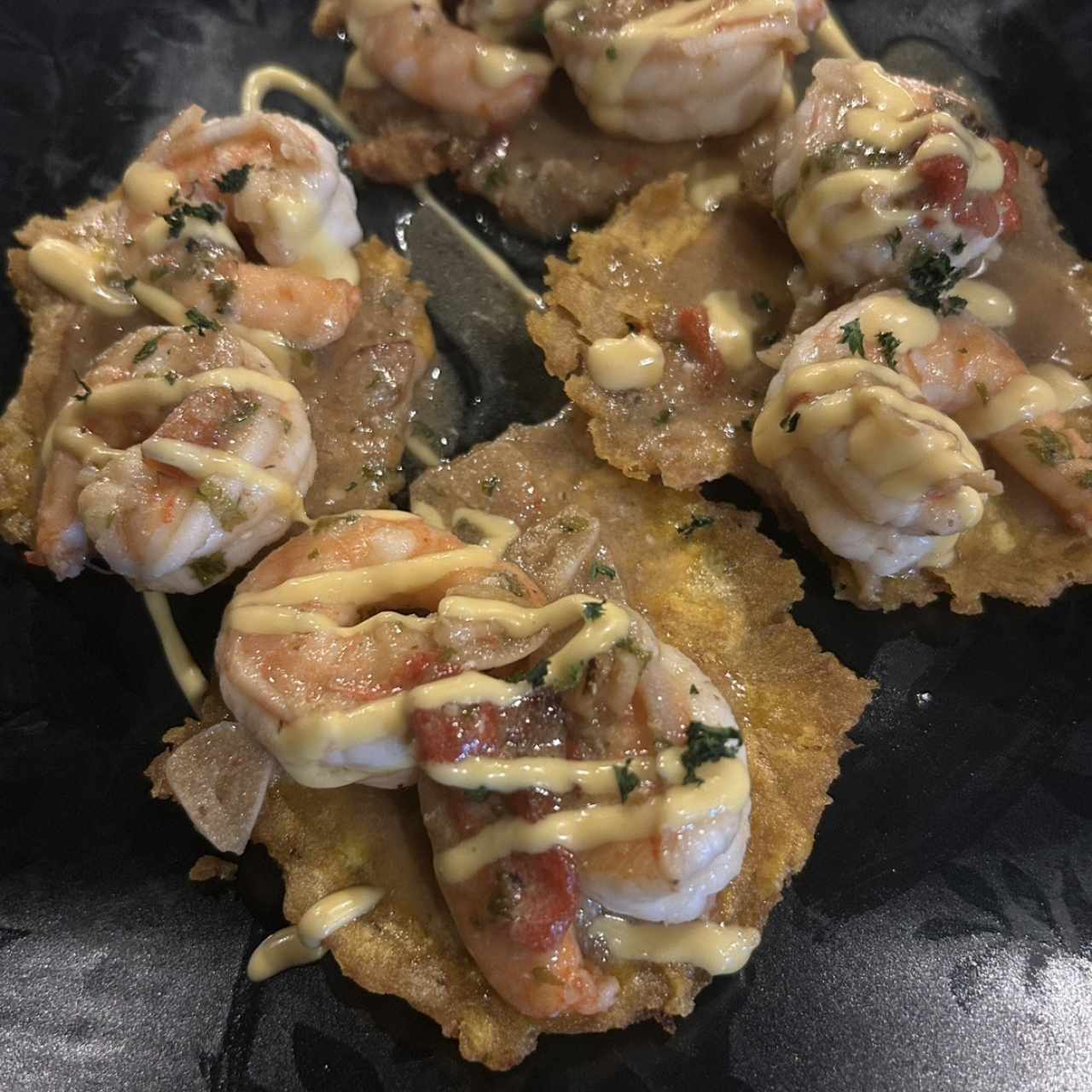 Entrada de patacones fritos con camarones