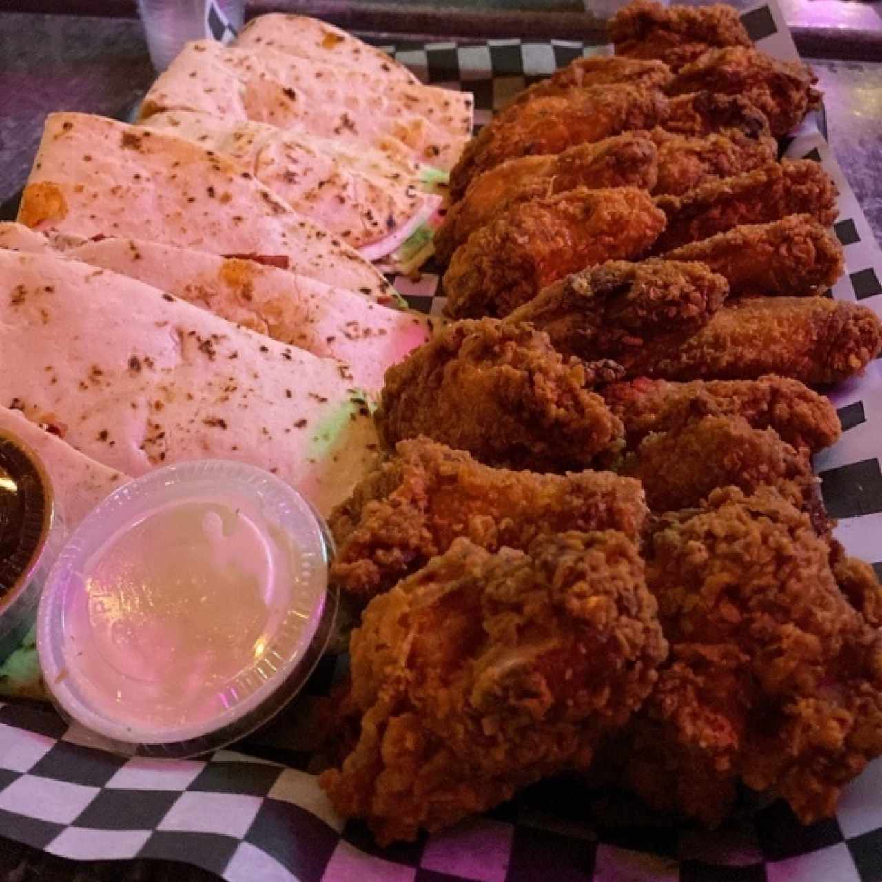 Quesadillas y alitas