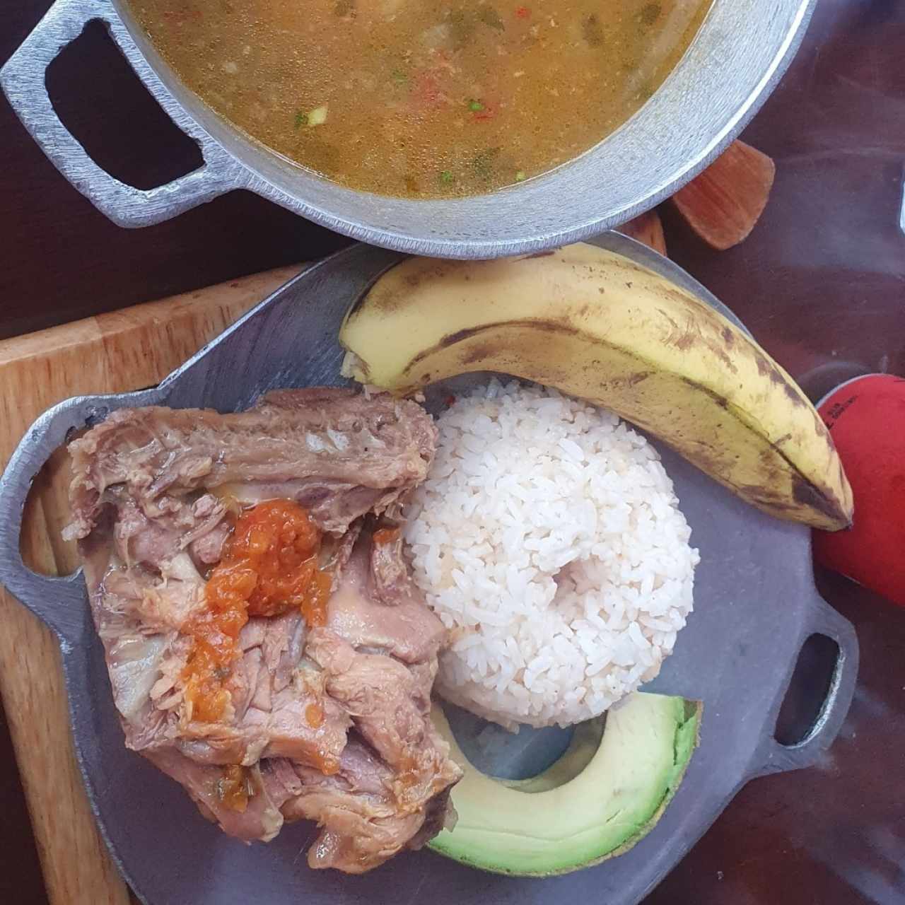 sancocho de gallina a leña
