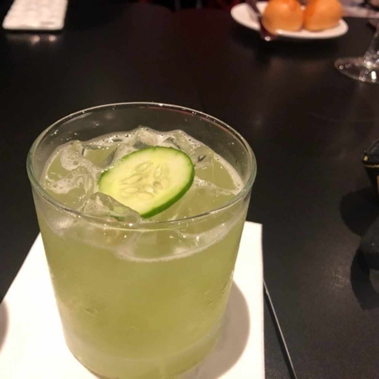 Cóctel de ginebra, limón, pepino y jengibre (Exquisito)
