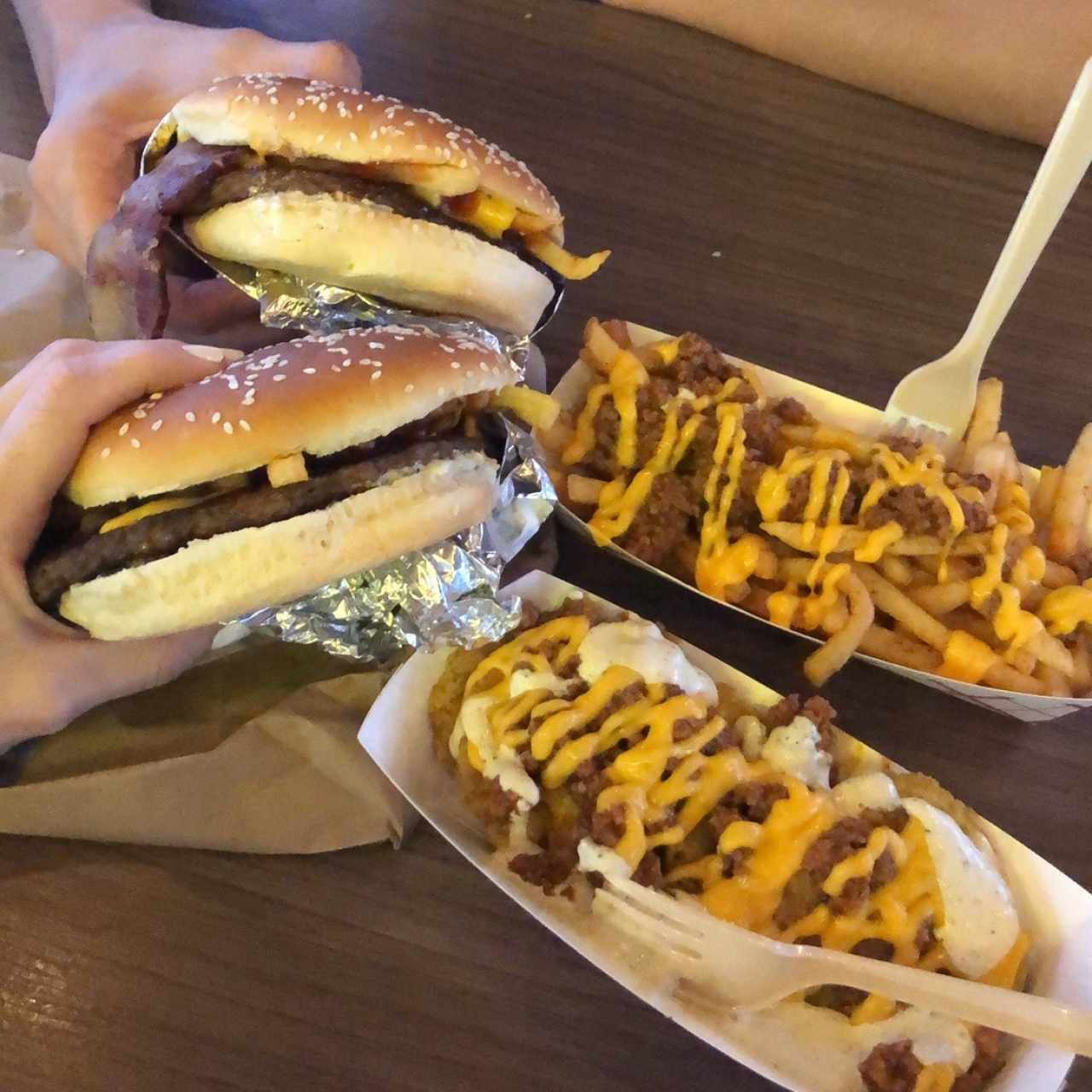hamburguesas BBQ bacon y patacones y papas con chile y queso 
