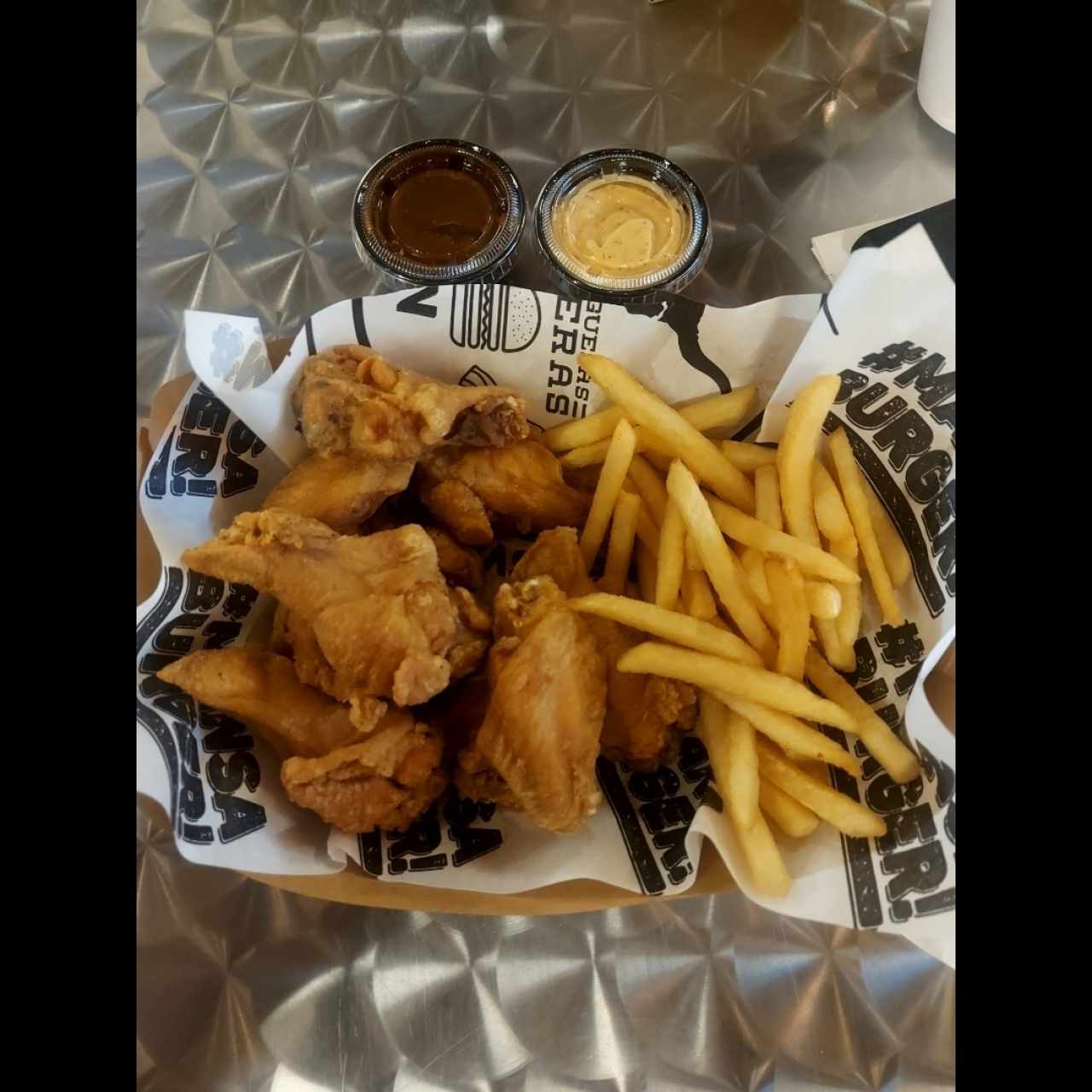 Alitas con papas fritas