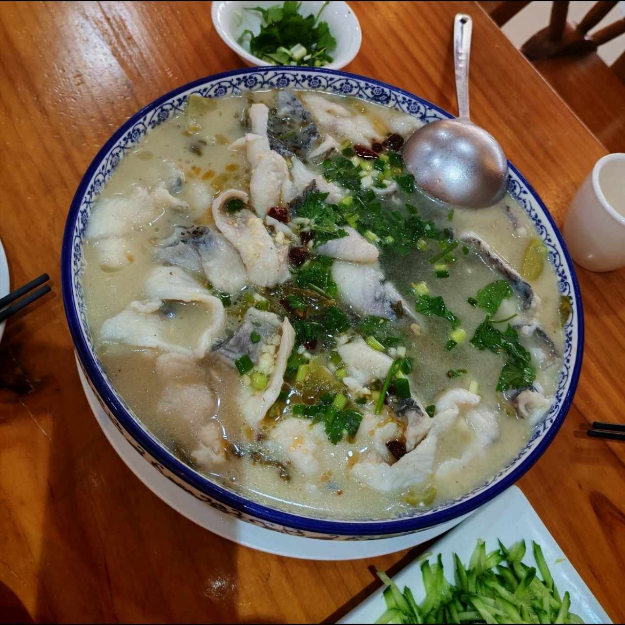Pescado con hoja de mostaza amarga encurtida