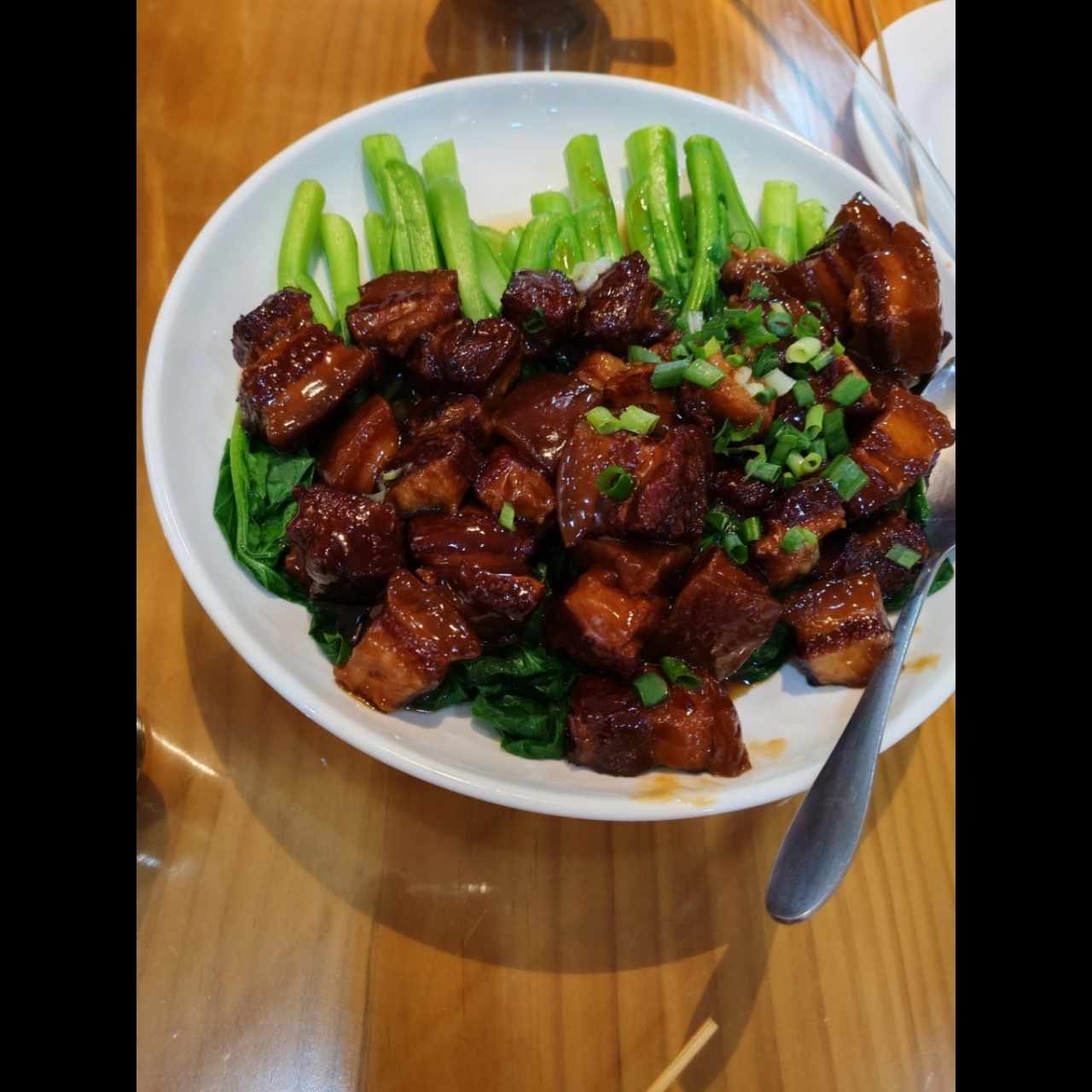 Puerco rojo en cama de mostaza verde