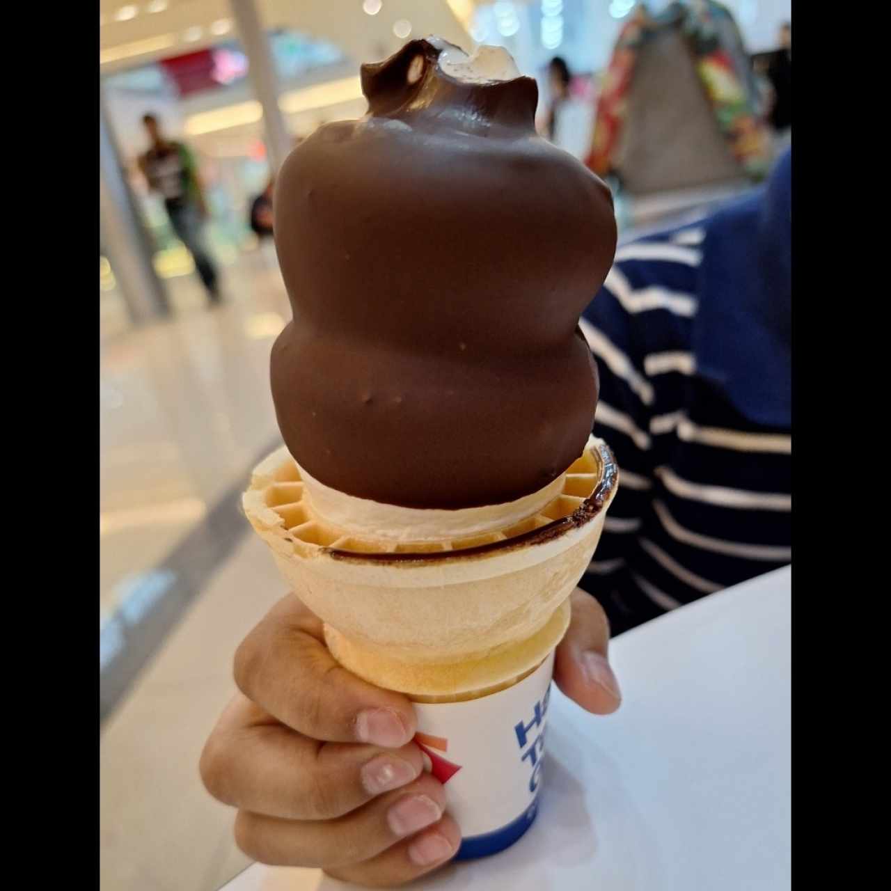 cono helado cubierto de chocolate