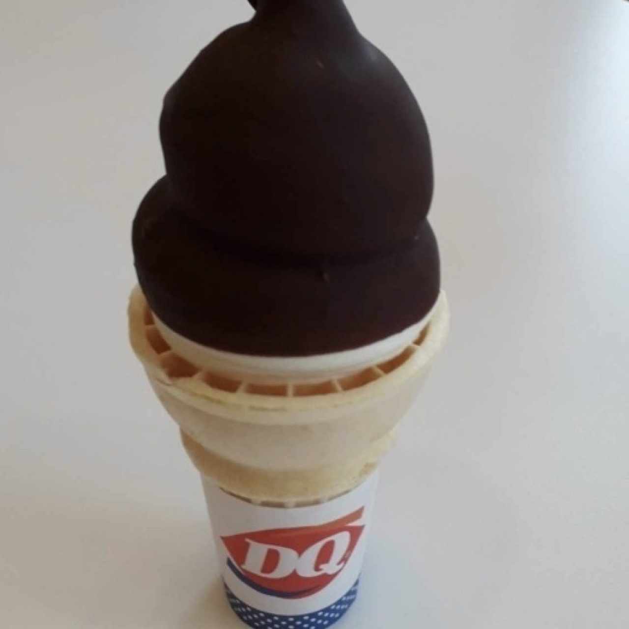 Helado de vainilla cubierto de chocolate