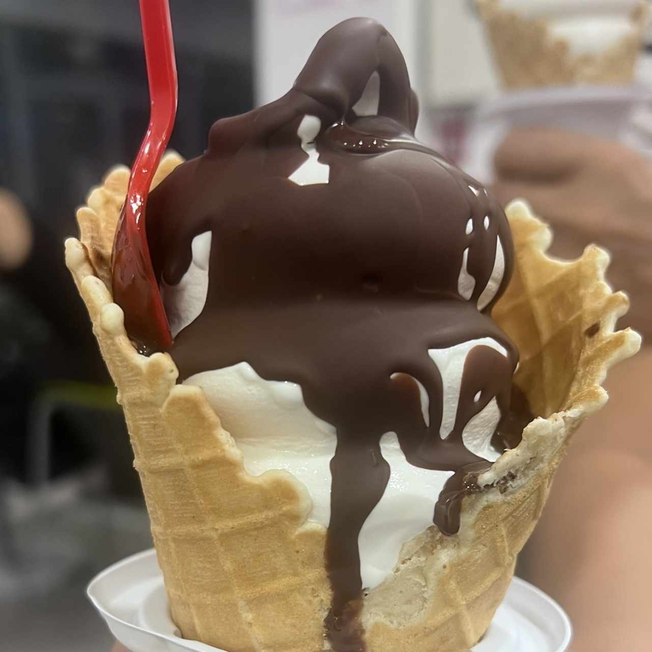 Cono de helado de vainilla con chocolate