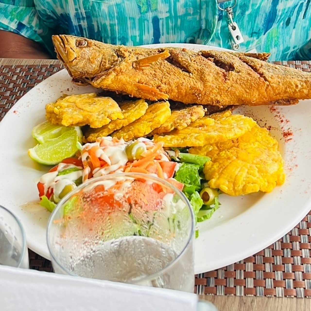 Pescado frito con patacones 