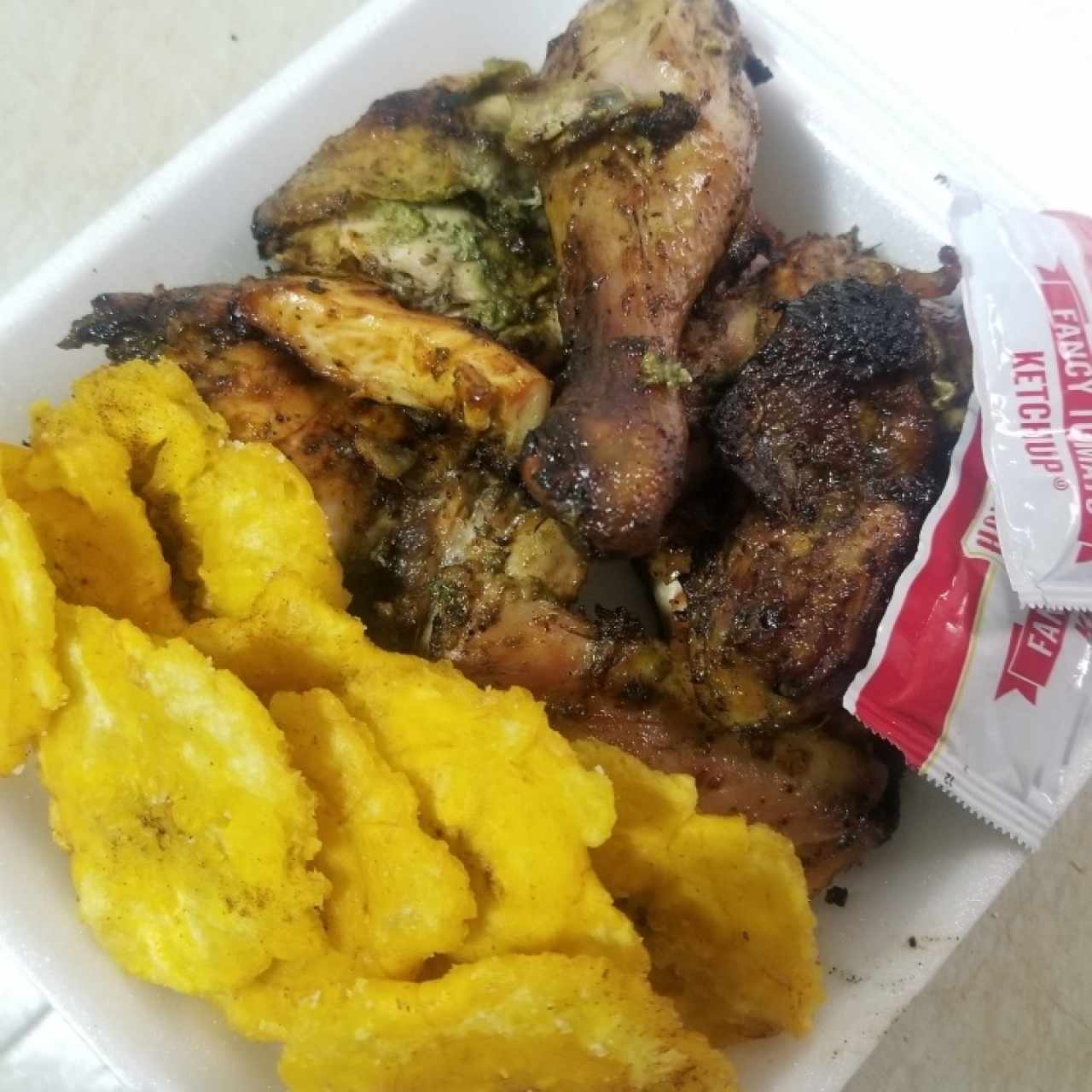 Medio Pollo jerk con patacones, asado en leña de nance!