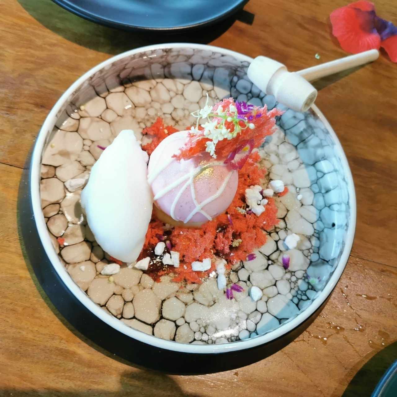 La Boucherie - postre de chocolate con maracuyá, fresa y sorberto de limón