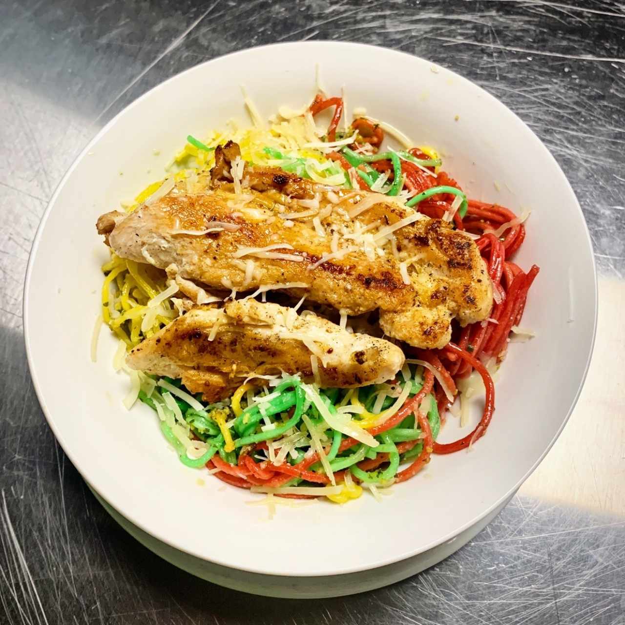 Pasta con pollo y pesto