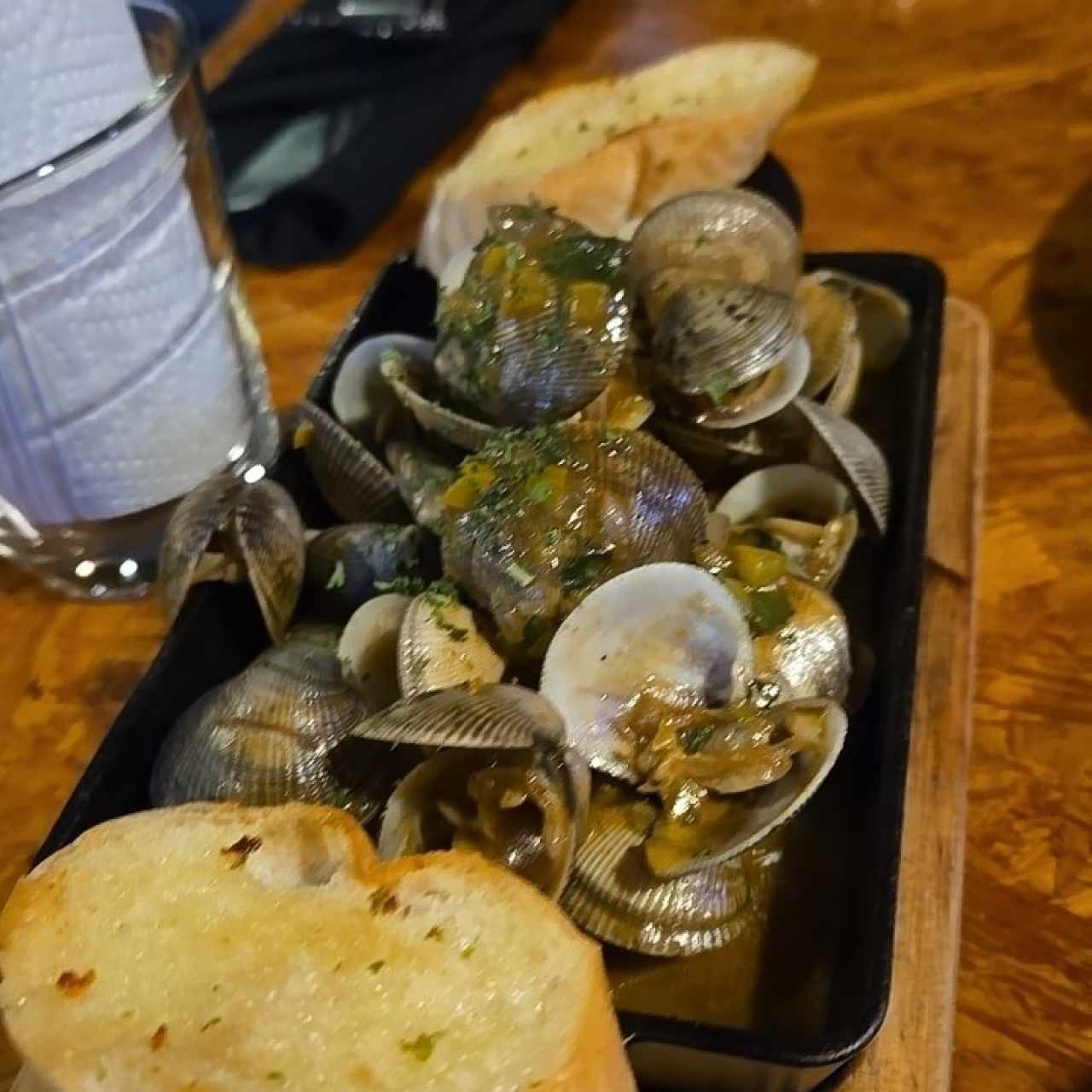 Tapas españolas - Almejas al Ajillo